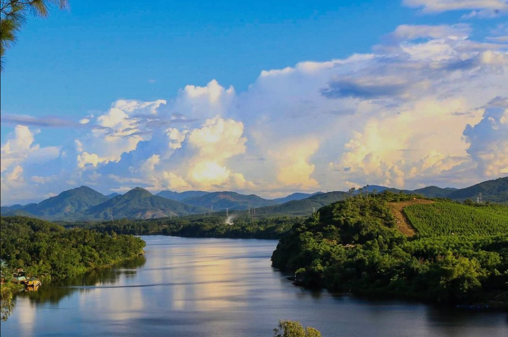 Đông Đảo Tham Quan Núi Ngự Bình